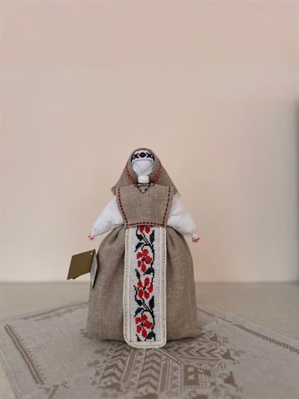 Белорусская кукла-берегиня «Алеся» с вышитыми красными цветами на переднике