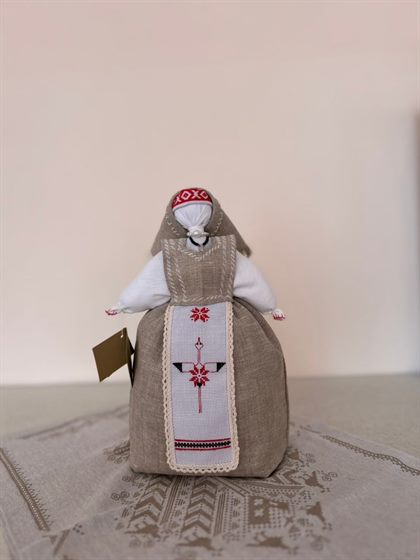 Белорусская кукла-берегиня «Спасена» с красной вышивкой на белом переднике